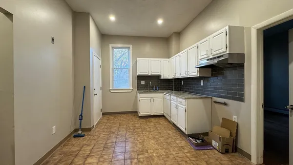 $4,000 | 62 River Street, Unit 1, Cambridge, MA 02139