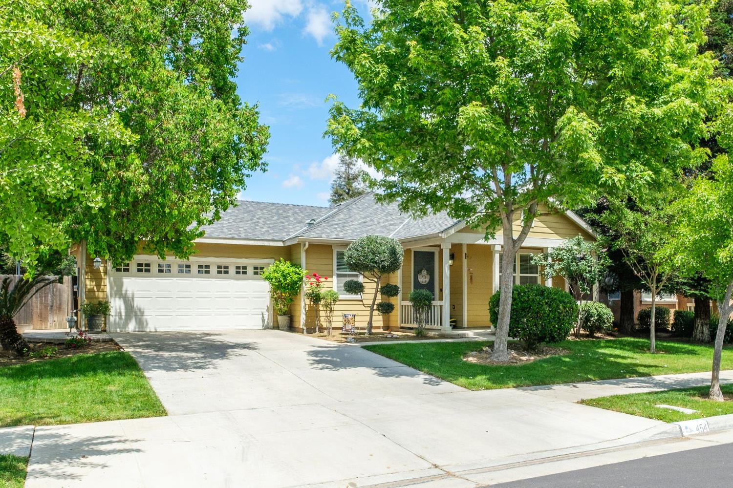 454 Sierra Avenue Reedley, CA 93654 - Photo 2 of 25 a front view of a house with a yard
