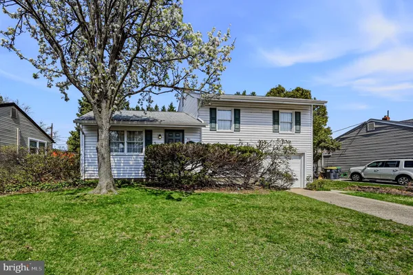 front view of house with a yard
