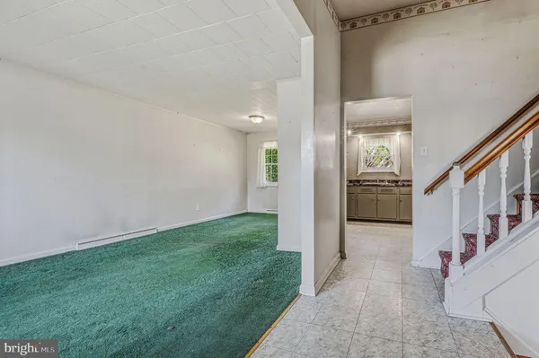 a view of entryway with livingroom
