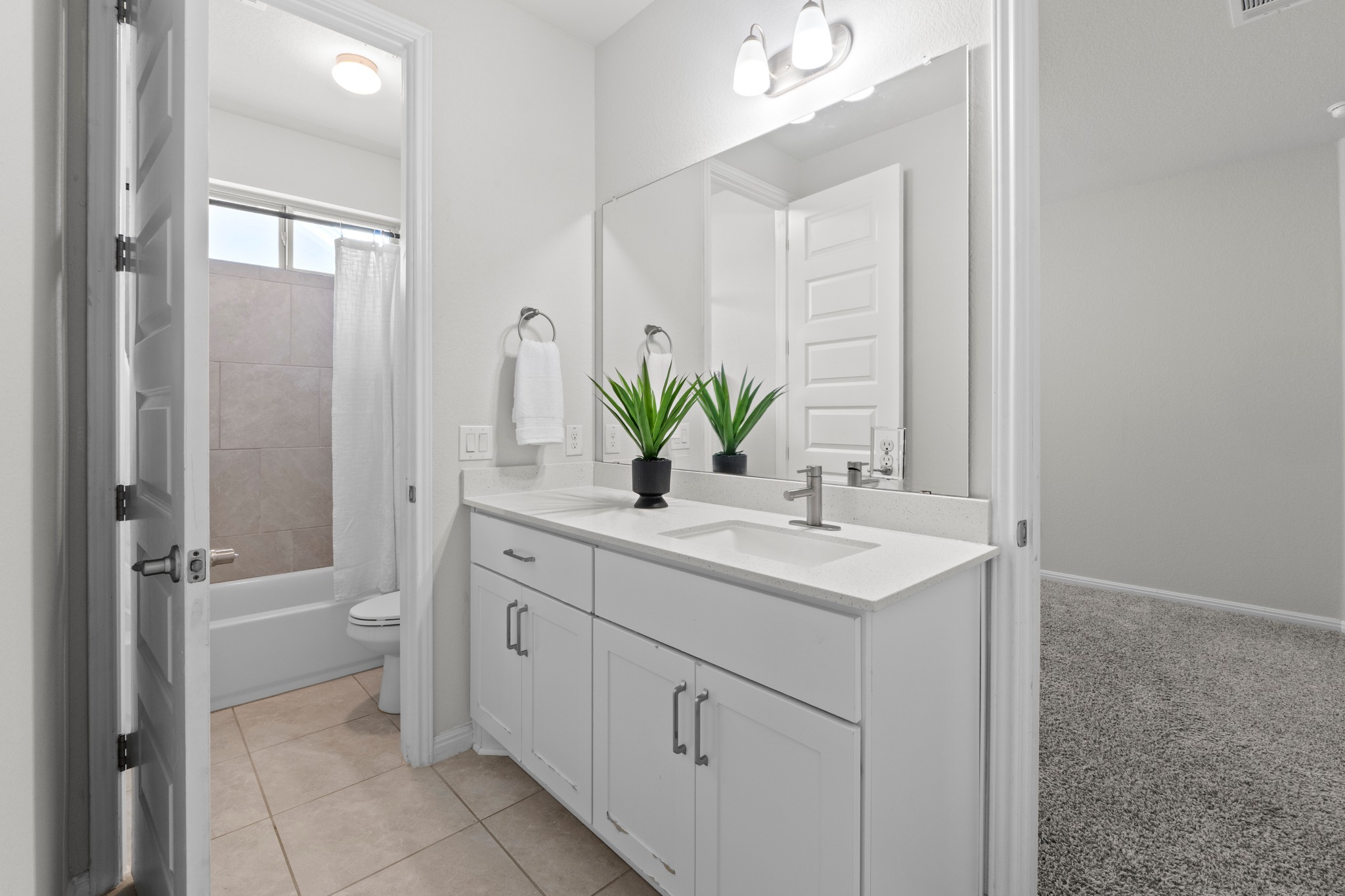 3820 Brushy Creek Road, Unit 119 Cedar Park, TX 78613 - Photo 26 of 38 Upstairs bathroom between two bedrooms