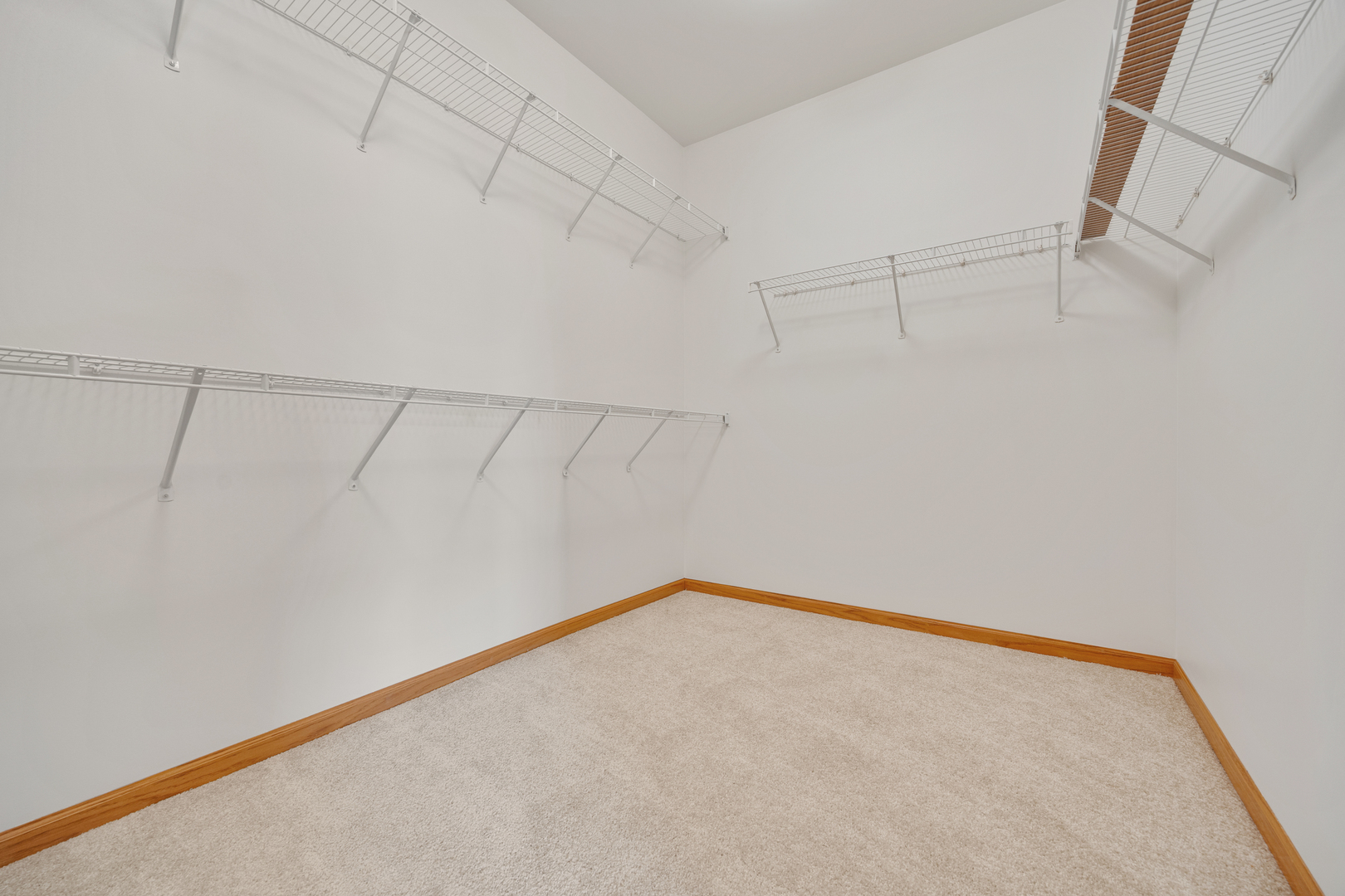 1385 Scarboro Road, Unit 204 Schaumburg, IL 60193 - Photo 13 of 18 a view of small space