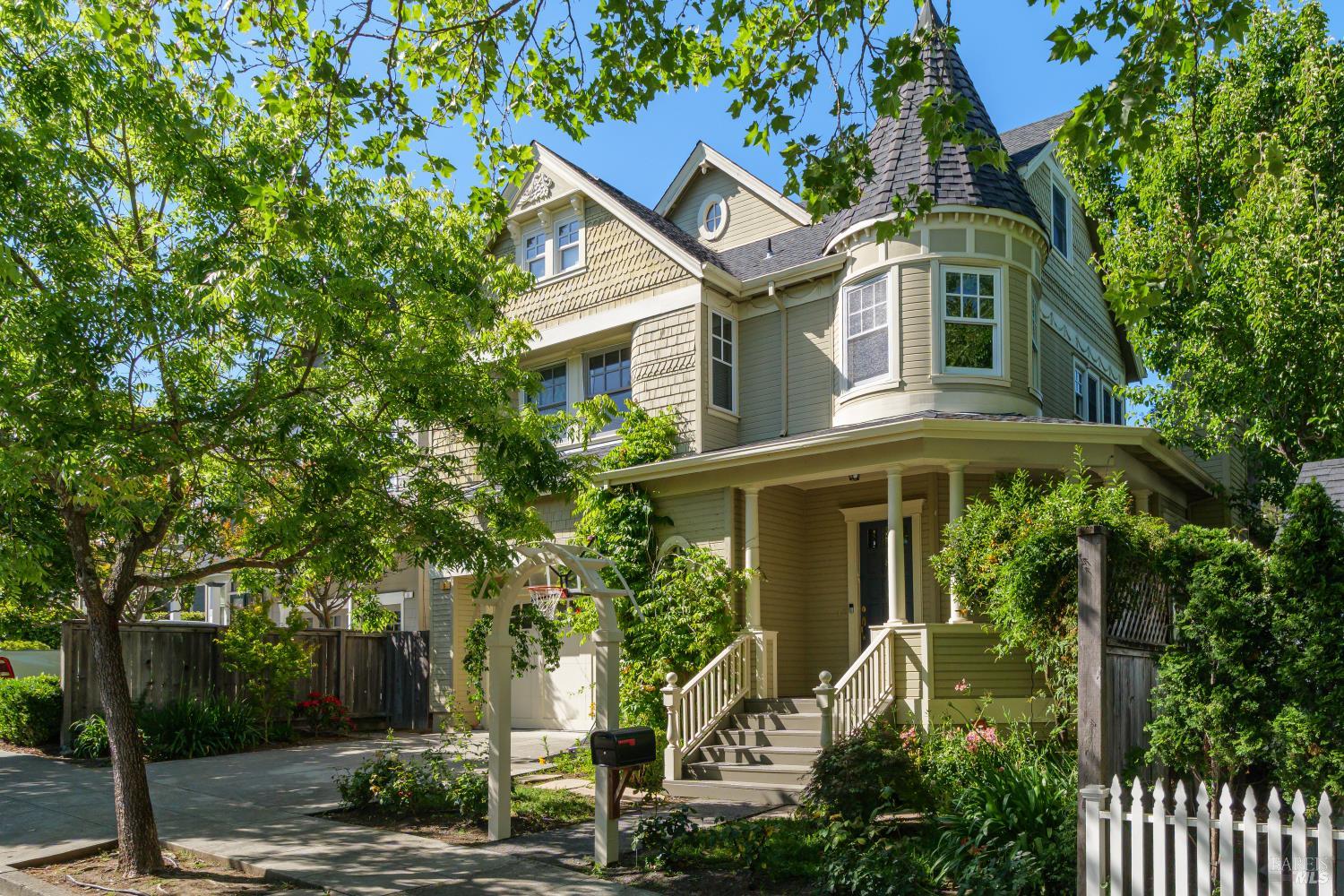 8 Center Street San Rafael, CA 94901 - Photo 6 of 34