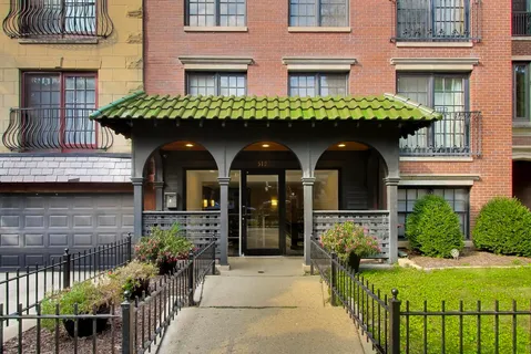$340,000 | 512 West Barry Avenue, Unit 311, Chicago, IL 60657