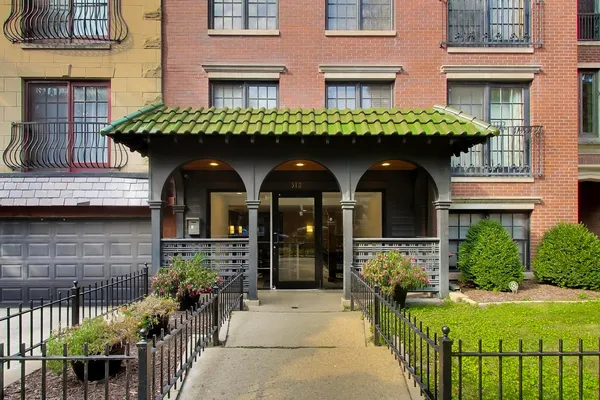 $340,000 | 512 West Barry Avenue, Unit 311, Chicago, IL 60657