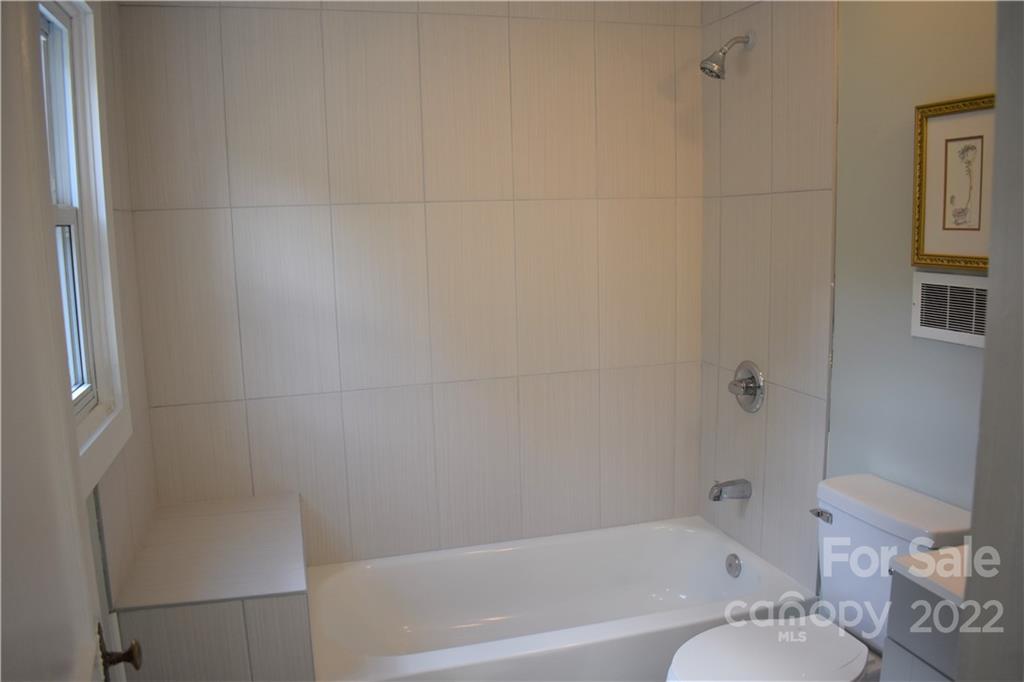 1301 Jackson Road Gastonia, NC 28052 - Photo 39 of 44 a bathroom with a bathtub and a toilet