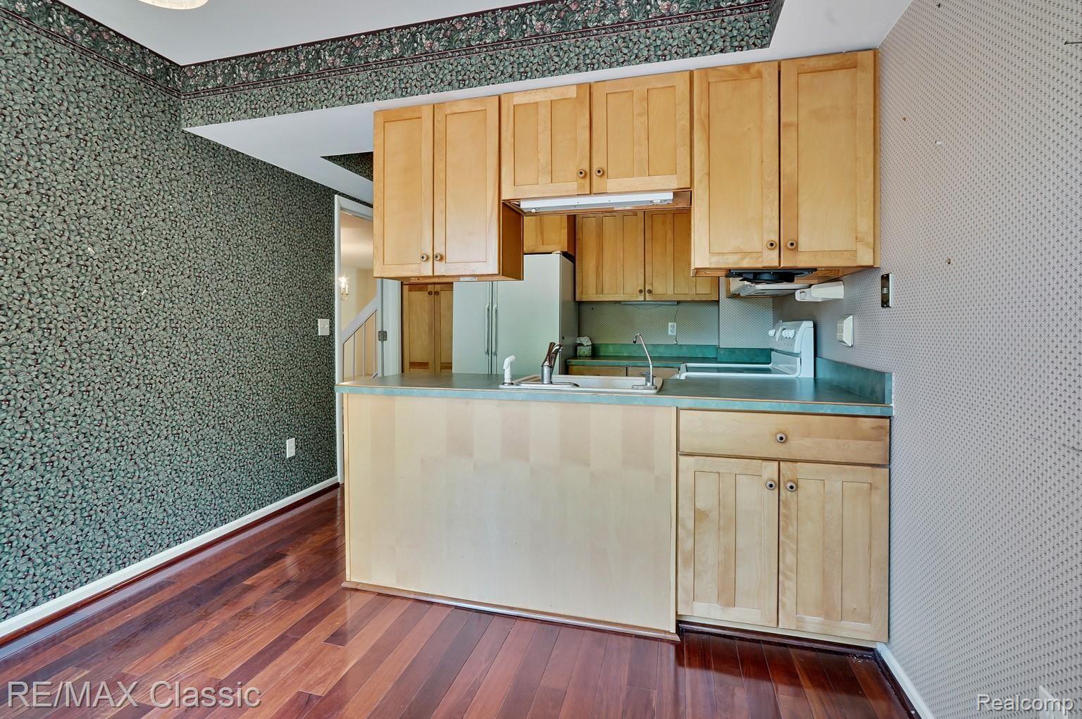 23205 Farmington Road Farmington, MI 48336 - Photo 10 of 34 dsc06833-dsc06835.jpg