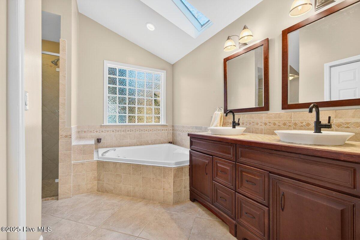7609 Hawk Road Wilmington, NC 28411 - Photo 21 of 45 Primary 5-piece bath