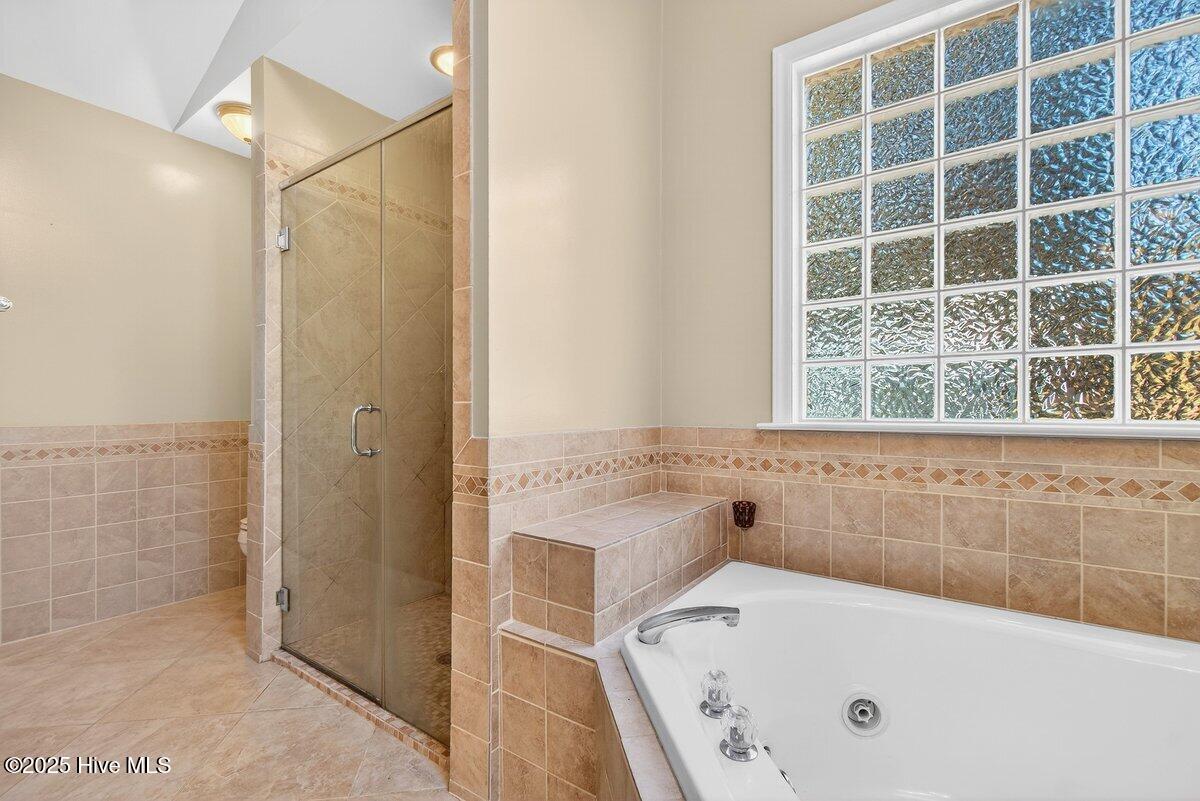 7609 Hawk Road Wilmington, NC 28411 - Photo 22 of 45 Primary 5-piece bath
