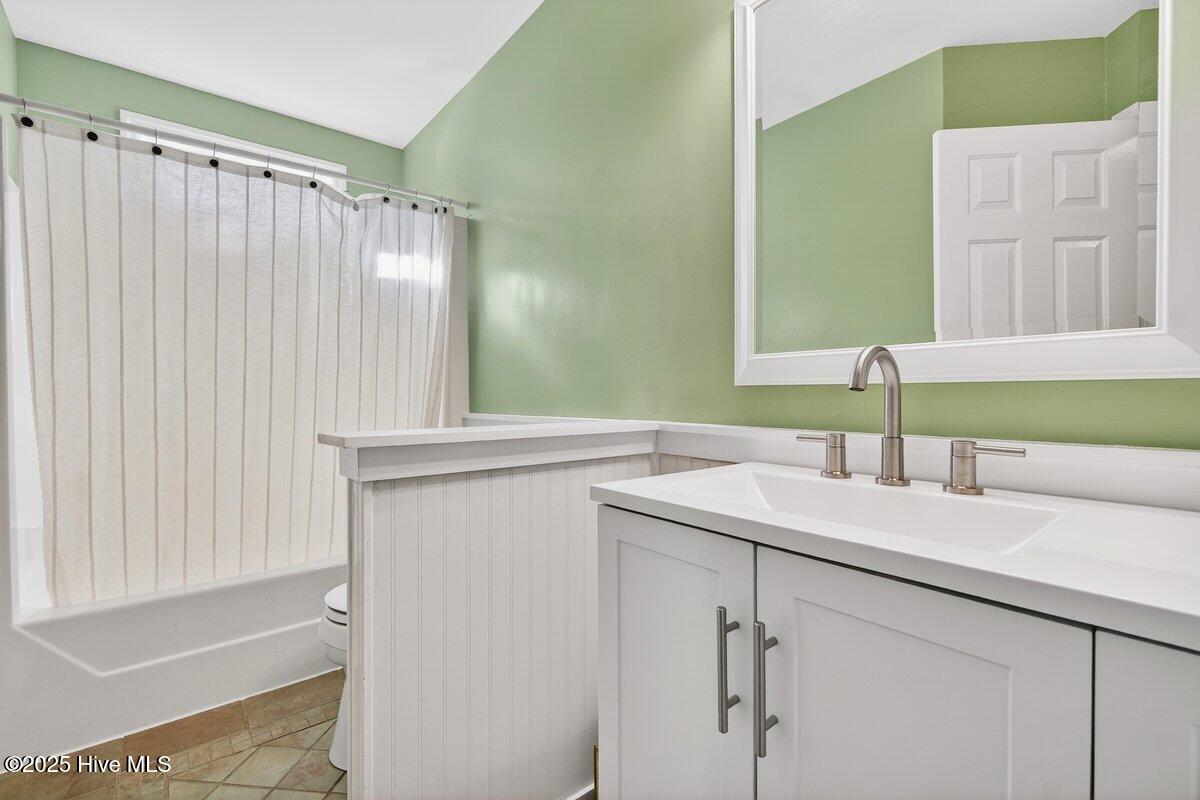 7609 Hawk Road Wilmington, NC 28411 - Photo 25 of 45 Shared Hall Bath