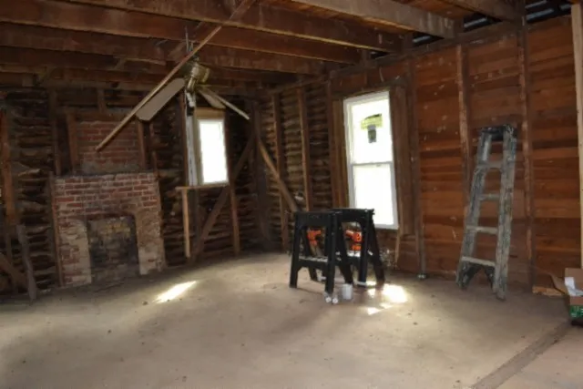 a view of a backyard