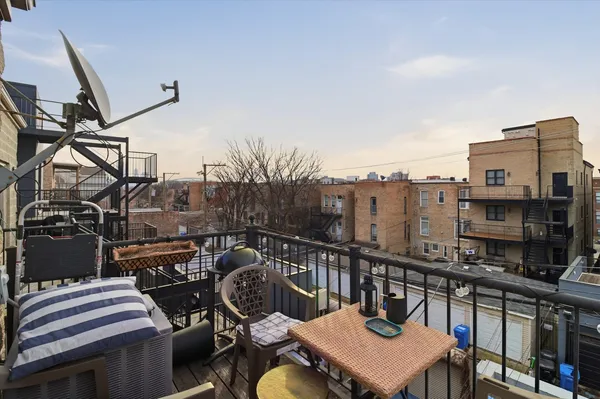 $390,000 | 2237 West Washington Boulevard, Unit 3, Chicago, IL 60612