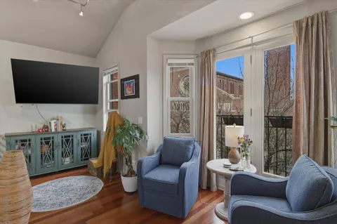 $400,000 | 2237 West Washington Boulevard, Unit 3, Chicago, IL 60612