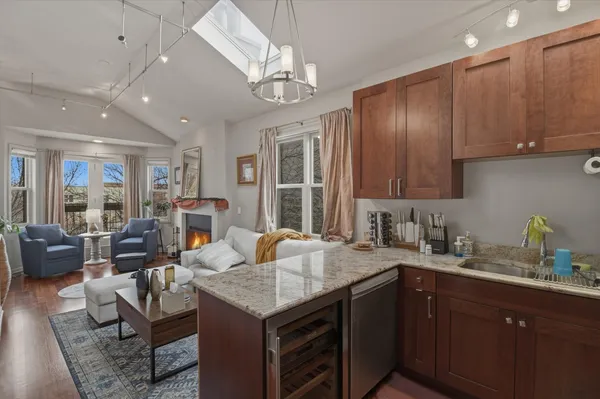 $390,000 | 2237 West Washington Boulevard, Unit 3, Chicago, IL 60612