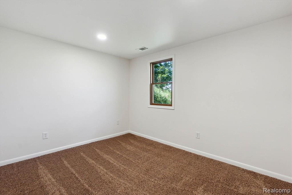 8304 Allen Road Fenton, MI 48430 - Photo 18 of 35