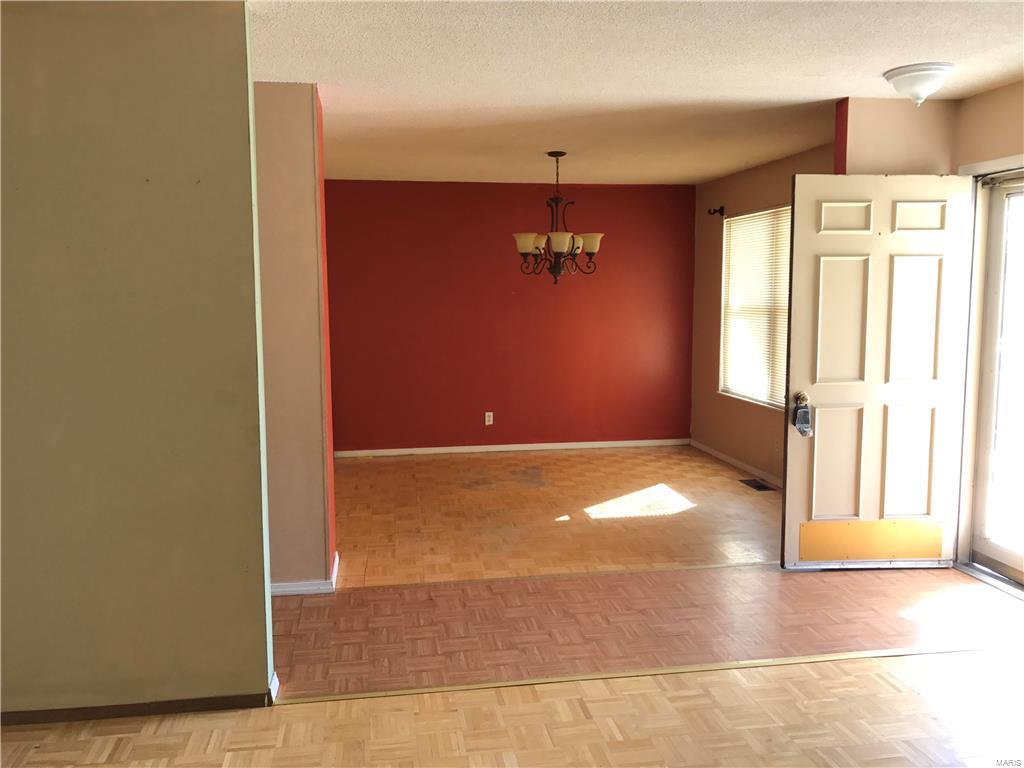 712 Wildview Lane Ballwin, MO 63021 - Photo 3 of 31 Gallery Image 3