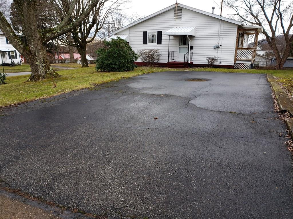 159 Oak Street Indiana, PA 15701 - Photo 3 of 19 4-Car Driveway