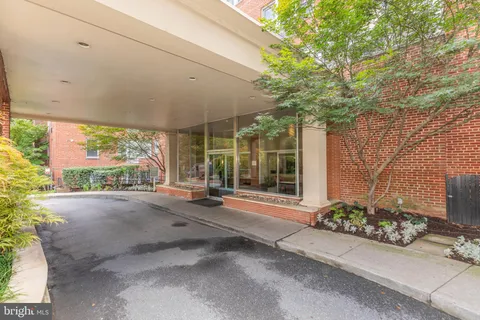 a wooden bench sitting in front of a building