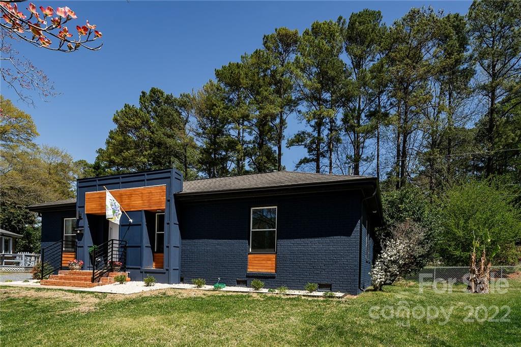 3532 Clardy Court Charlotte, NC 28205 - Photo 2 of 34 a view of a backyard with a large tree