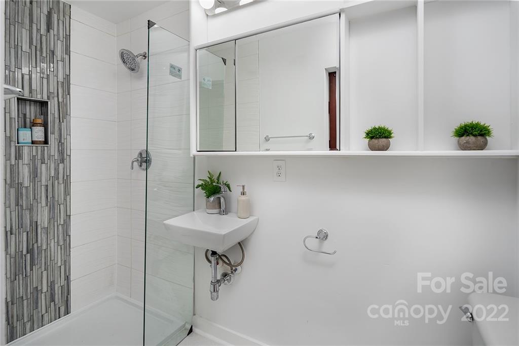 3532 Clardy Court Charlotte, NC 28205 - Photo 25 of 34 a bathroom with a shower sink