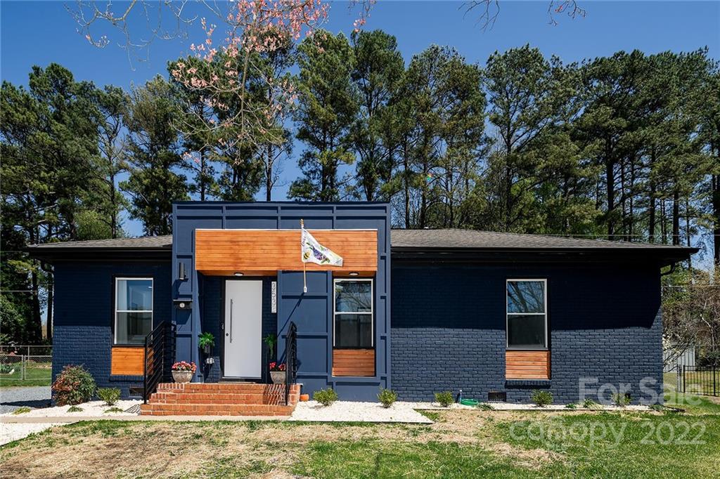 3532 Clardy Court Charlotte, NC 28205 - Photo 3 of 34 front view of house with a yard