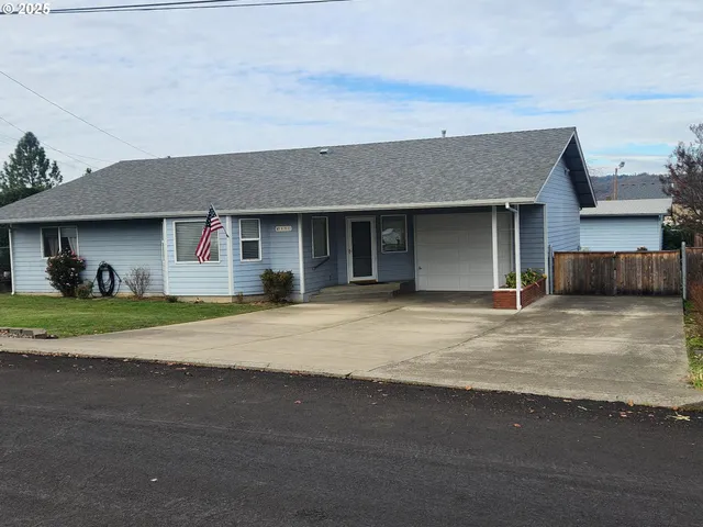 $335,000 | 1880 Linnell Avenue, Roseburg, OR 97471