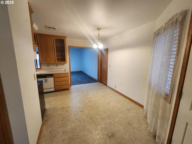 $335,000 | 1880 Linnell Avenue, Roseburg, OR 97471