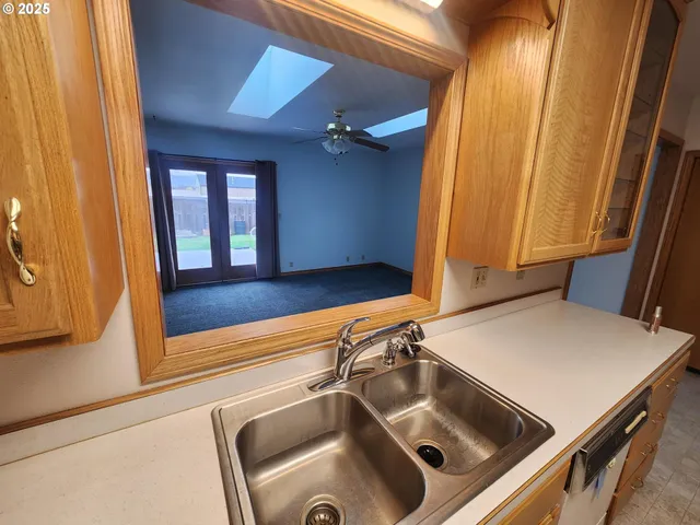 $335,000 | 1880 Linnell Avenue, Roseburg, OR 97471