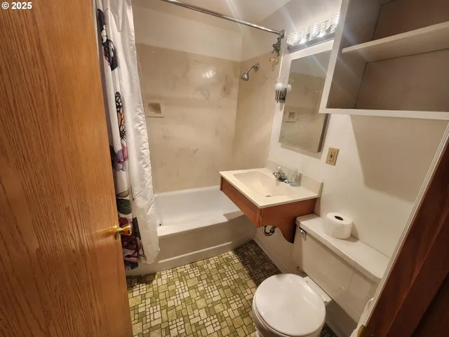 $335,000 | 1880 Linnell Avenue, Roseburg, OR 97471