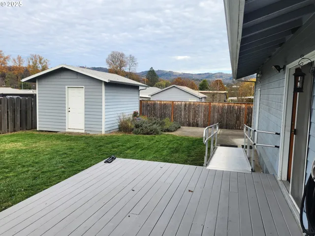$335,000 | 1880 Linnell Avenue, Roseburg, OR 97471
