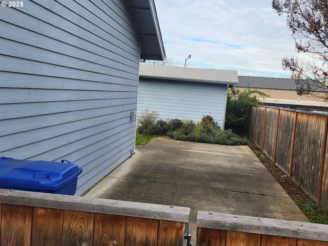 $335,000 | 1880 Linnell Avenue, Roseburg, OR 97471