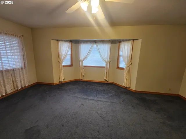 $335,000 | 1880 Linnell Avenue, Roseburg, OR 97471