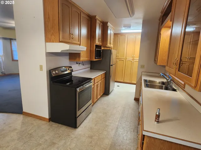 a view of entryway with kitchen