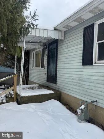 a view of backyard of the house