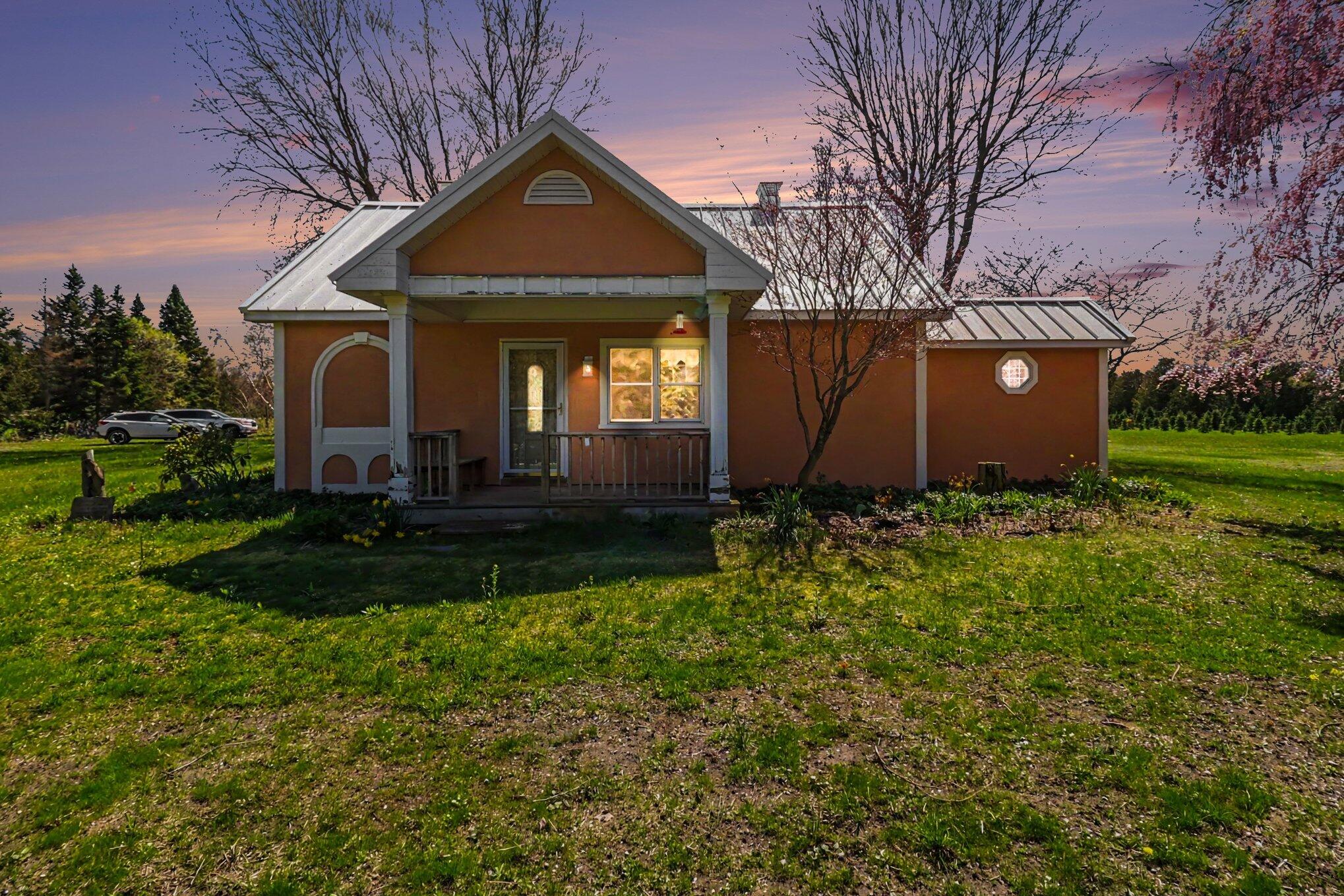 2707 W Hansen