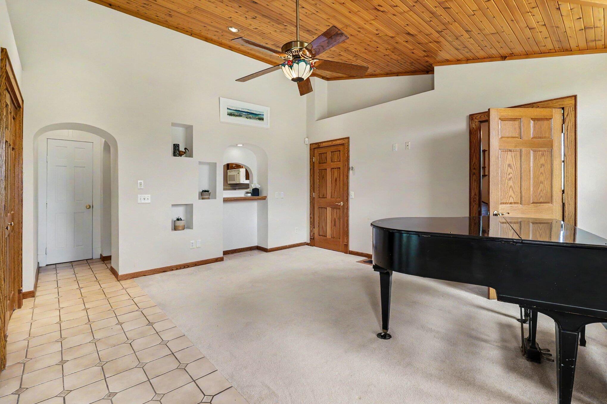 2707 West Hansen Road Ludington, MI 49431 - Photo 17 of 32 Greatroom