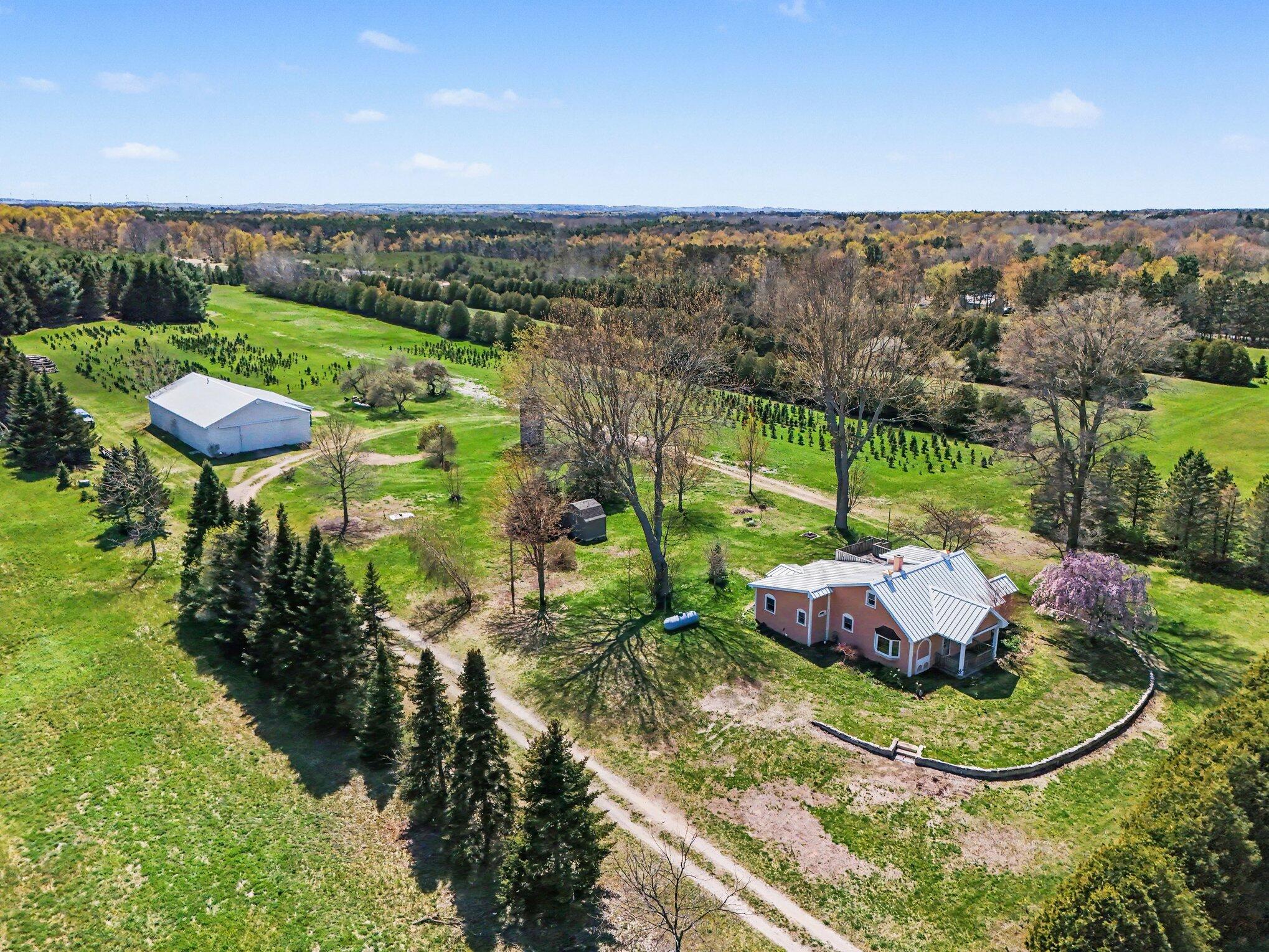 2707 West Hansen Road Ludington, MI 49431 - Photo 3 of 32 House and Barn