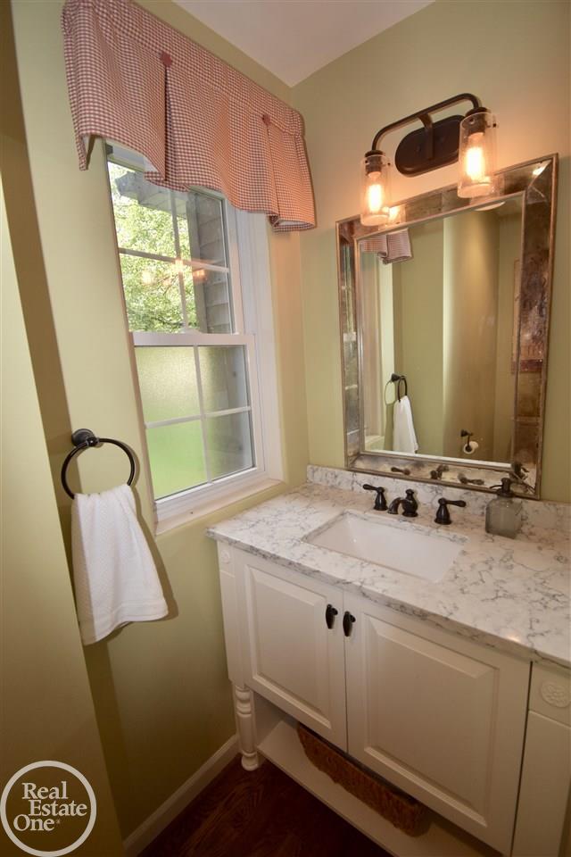 488 Fisher Road Grosse Pointe, MI 48230 - Photo 14 of 40 31358087-13.JPG