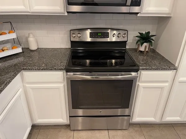 $295,000 | 711 Rolling Oak Drive, Unit 117, Round Rock, TX 78664
