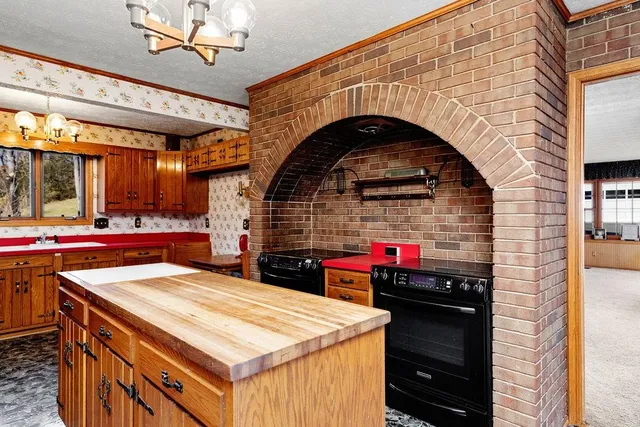 a view of entryway with a front door