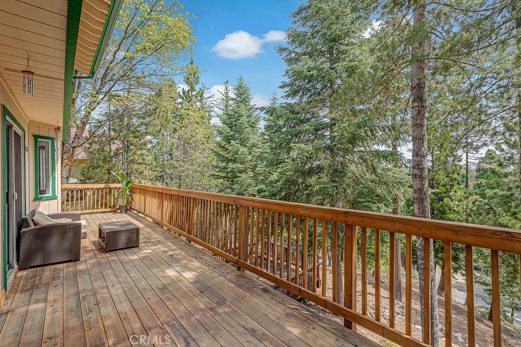 318 Old Toll Road Lake Arrowhead, CA 92352 - Photo 20 of 44 a balcony with wooden floor and fence
