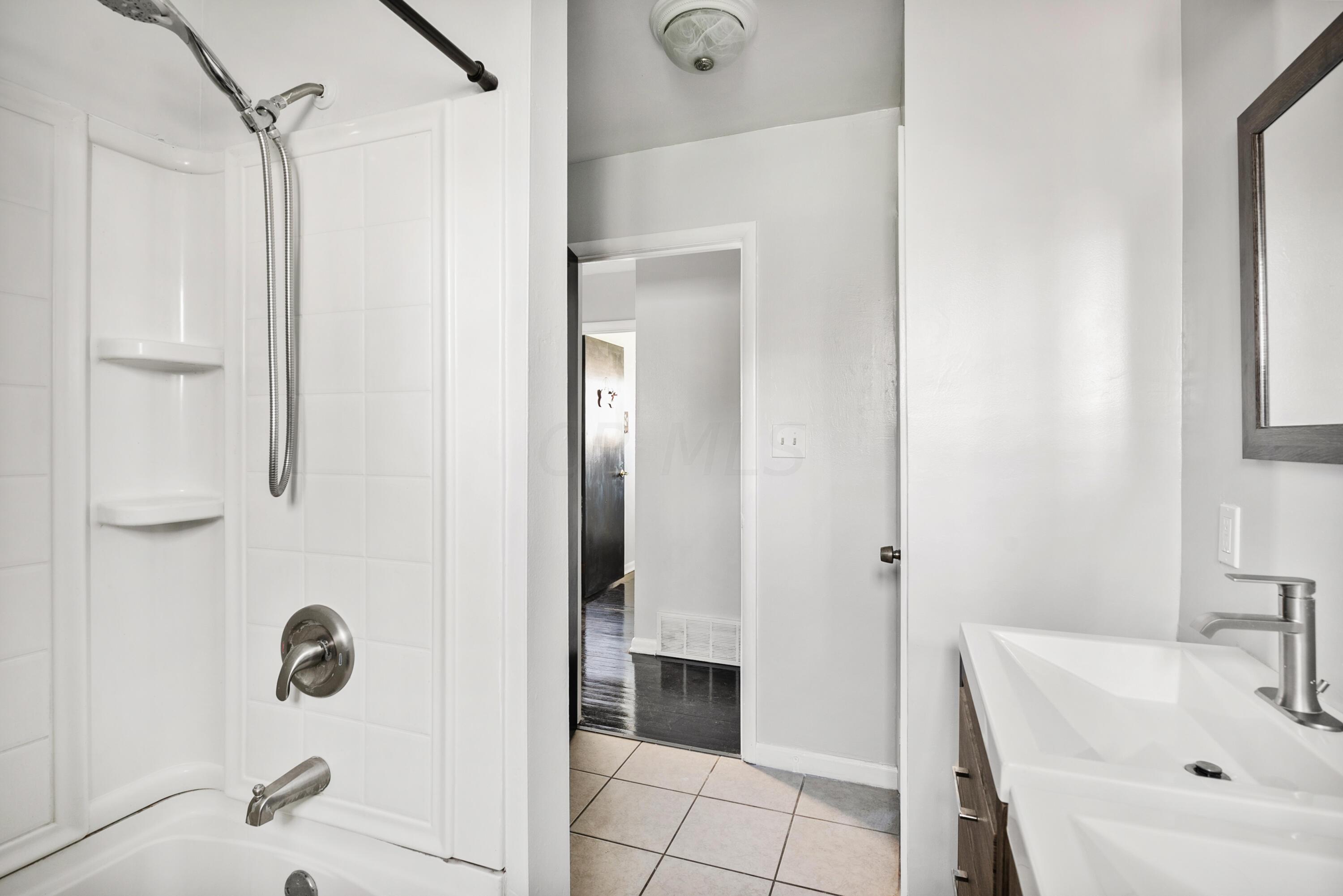 1332 Smith Road Columbus, OH 43207 - Photo 9 of 16 Full Bath