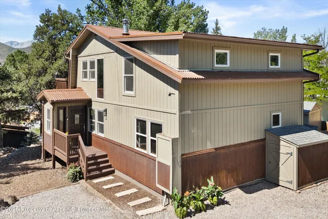 a view of a house with a backyard