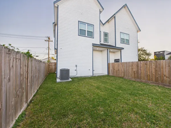 a view of a house with backyard and garden