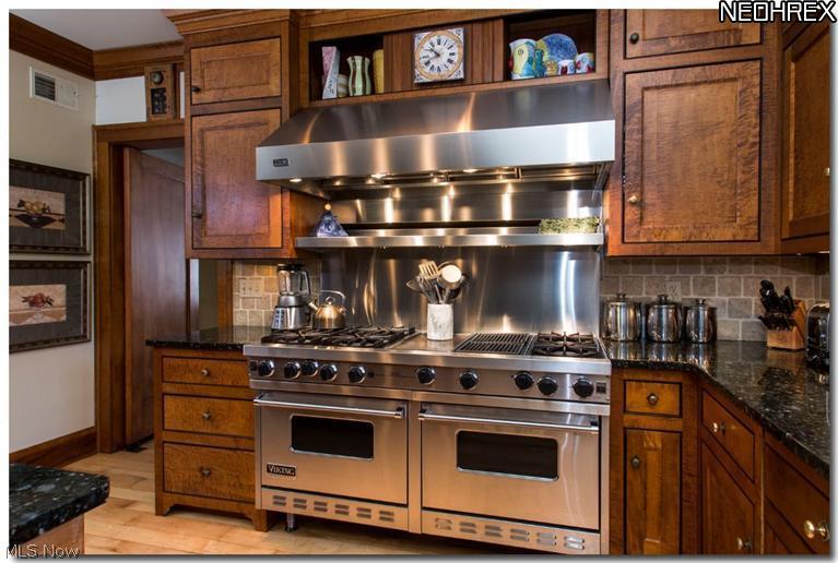 2957 Sedgewick Road Cleveland, OH 44120 - Photo 5 of 25 Six burner Viking range with double ovens.
