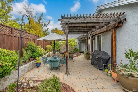 $1,390,000 | 844 Signorelli Circle, St. Helena, CA 94574