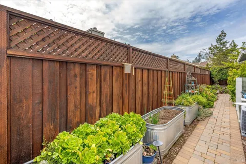 $1,390,000 | 844 Signorelli Circle, St. Helena, CA 94574