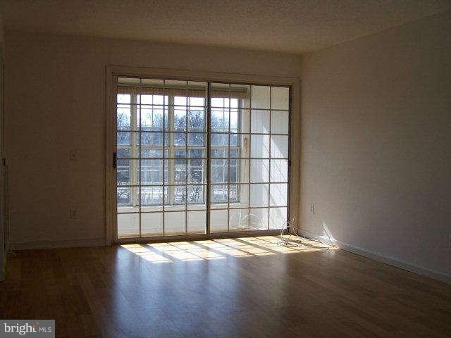 125 Fort Evans Road Southeast, Unit 122 Leesburg, VA 20175 - Photo 3 of 15 Living Room