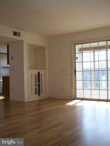 125 Fort Evans Road Southeast, Unit 122 Leesburg, VA 20175 - Photo 4 of 15 Living Room