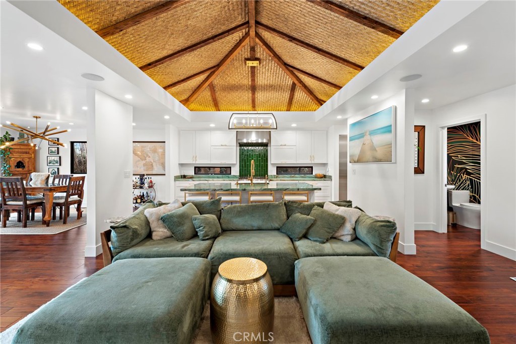 1013 E Acacia Ave 